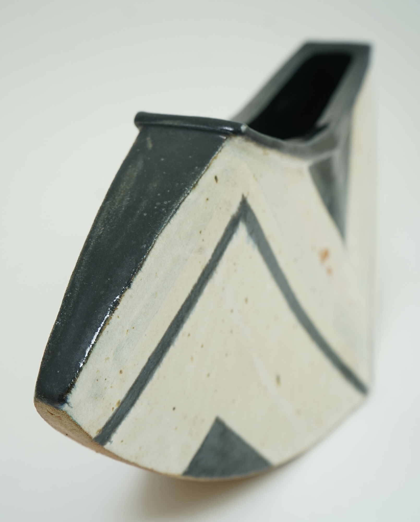 Jill Fanshawe Kato (b.1943): A stoneware Ikebana vase